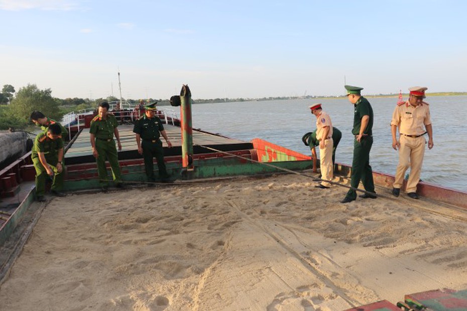 Lật tẩy chiêu làm giả hóa đơn, hợp thức hóa cát lậu thu lợi bất chính