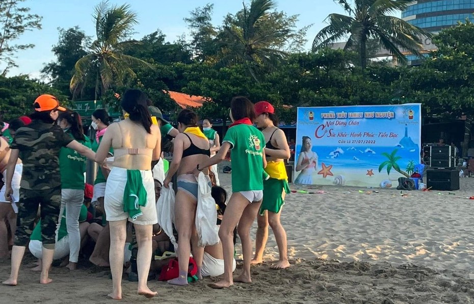 Phản cảm nhóm du khách nữ lột áo ngực chơi team building ở biển Cửa Lò