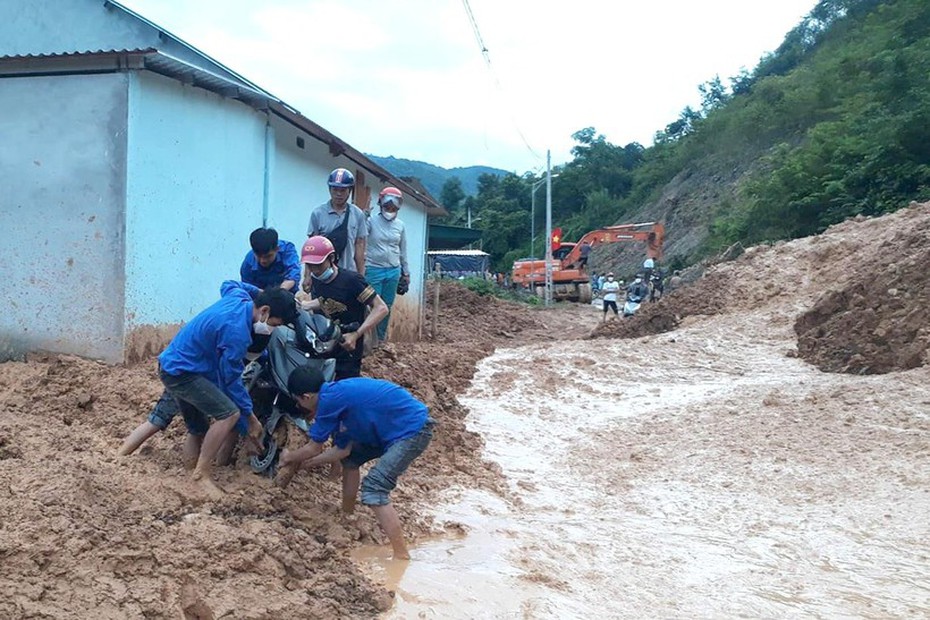 Nghệ An: Hàng nghìn hộ dân vẫn bị cô lập do mưa lũ