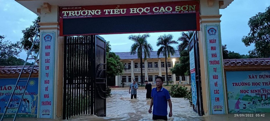 Nghệ An: Mưa ngập sâu, hơn 300 trường cho học sinh nghỉ học