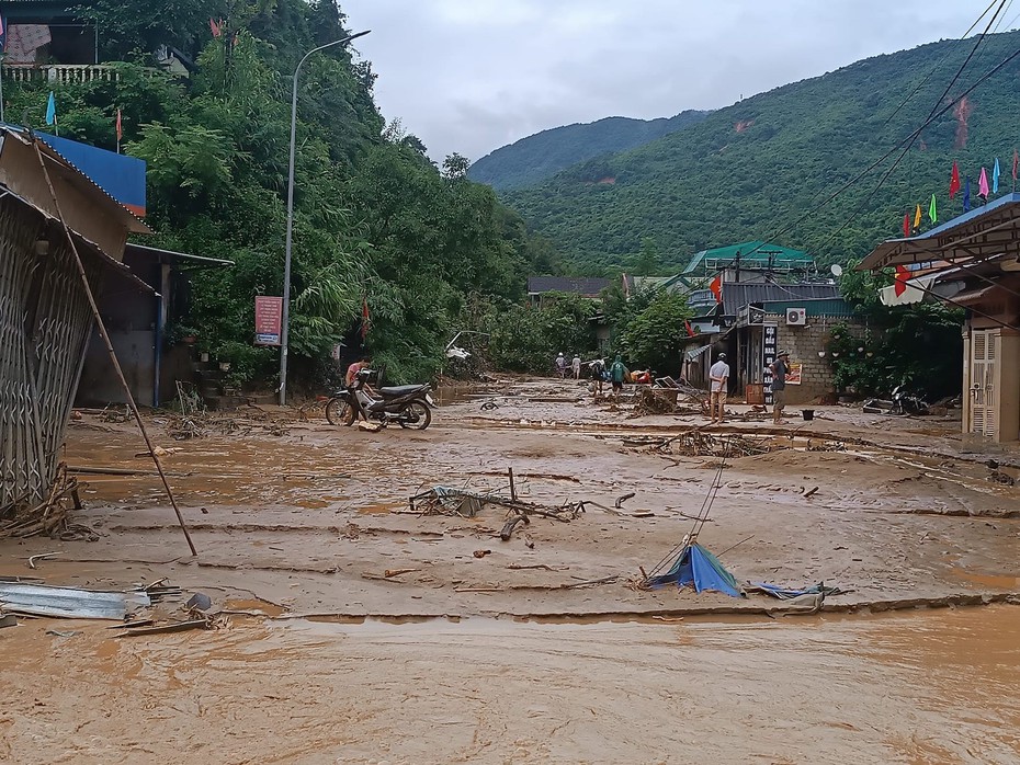 Người dân kinh hoàng nhớ lại giây phút lũ quét phá nát bản làng