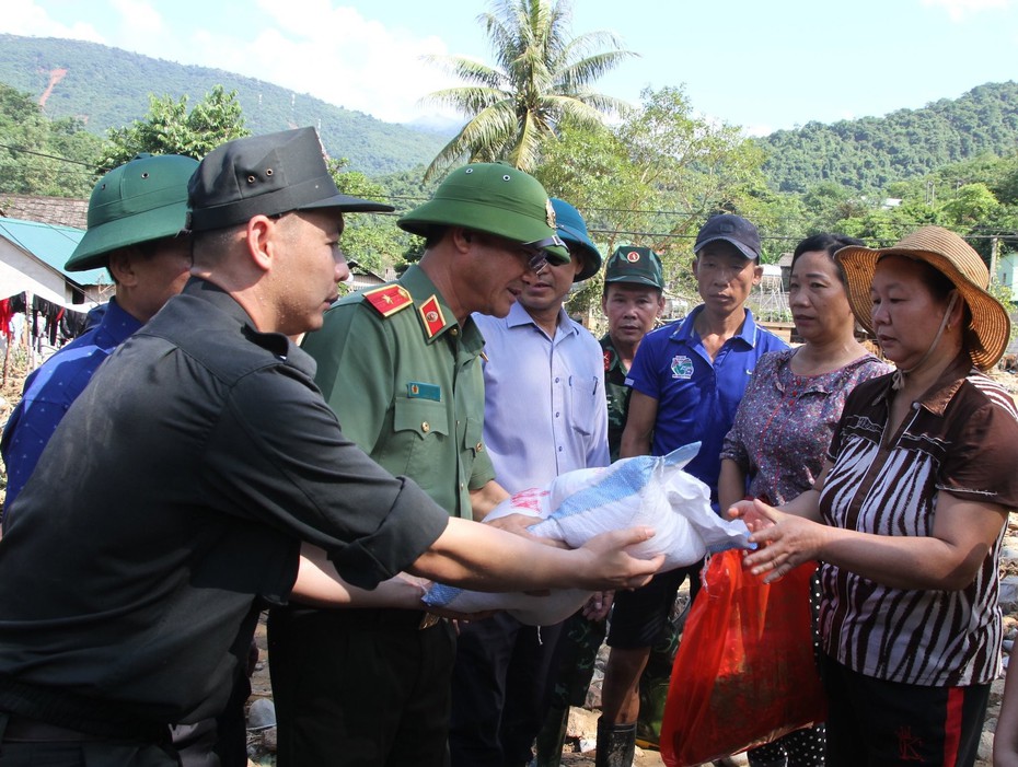 Công an Nghệ An giúp người dân khắc phục hậu quả sau lũ quét