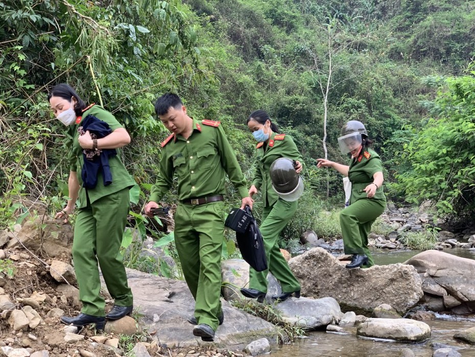 Gác nghỉ lễ, chiến sĩ vượt núi băng rừng vào bản làm căn cước công dân