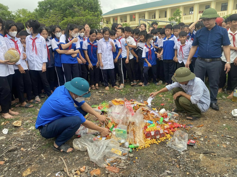 Nghệ An: Tiêu hủy quà ăn vặt độc hại, thực phẩm bẩn trước cổng trường