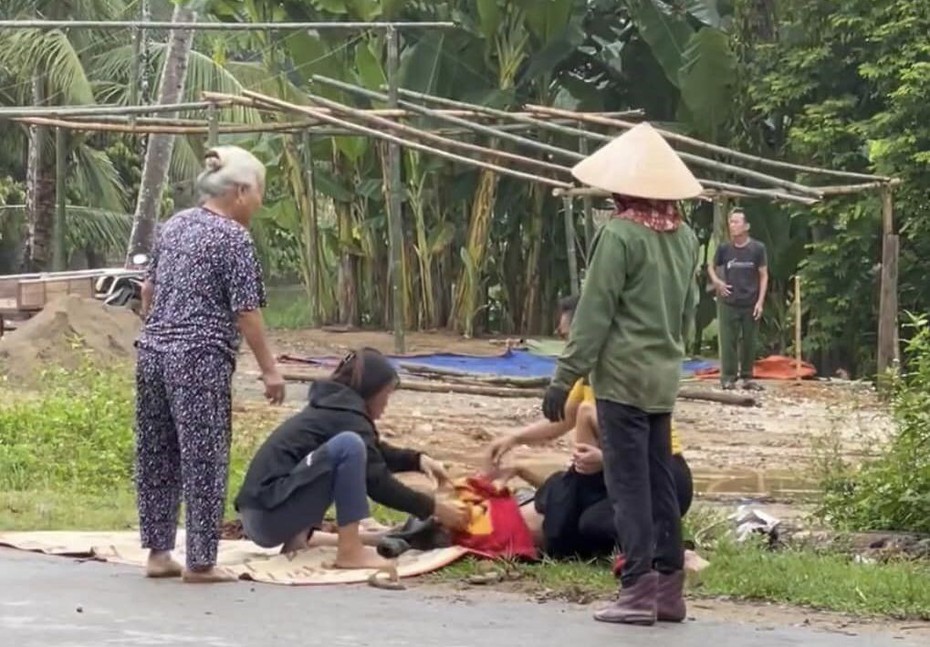 Nghệ An: Tài xế bỏ rơi thai phụ ở ven đường, người dân đỡ đẻ thành công