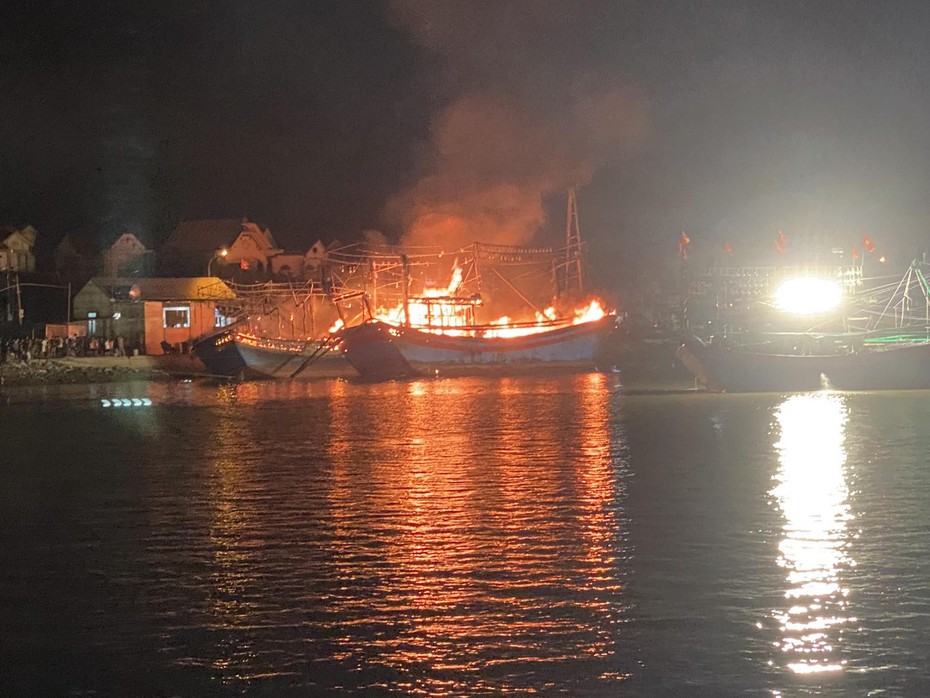 Nghệ An: 5 tàu cá bốc cháy dữ dội khi đang neo đậu
