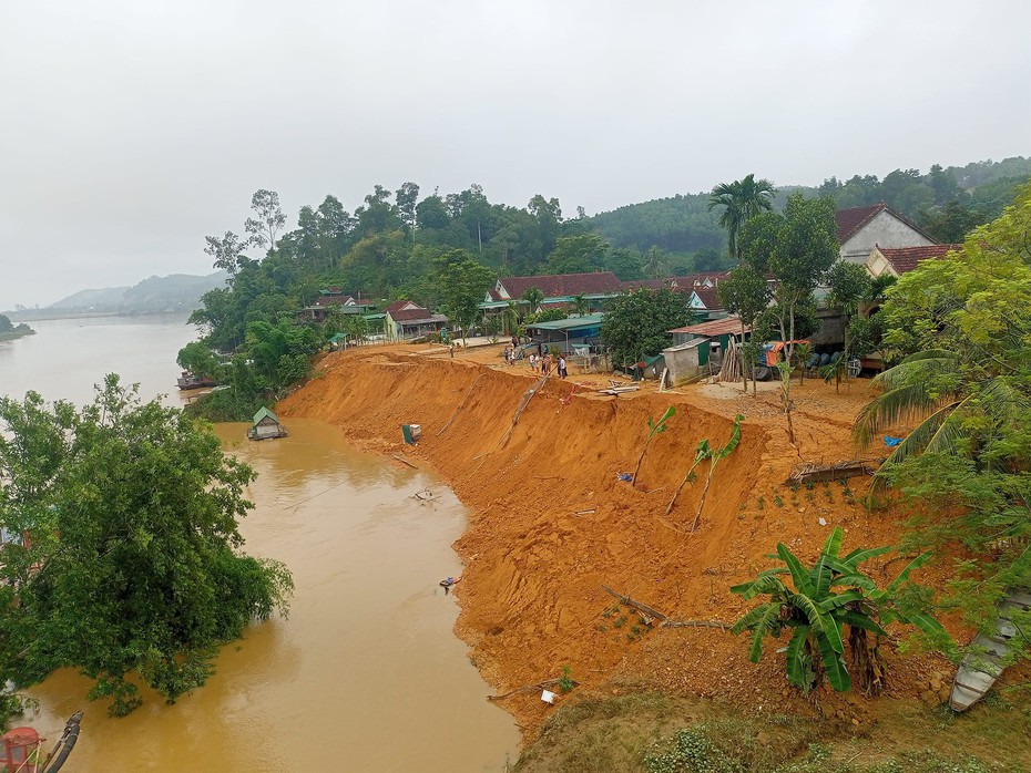 Sạt lở bờ sông Lam sát nhà dân, đe dọa tính mạng hàng chục người