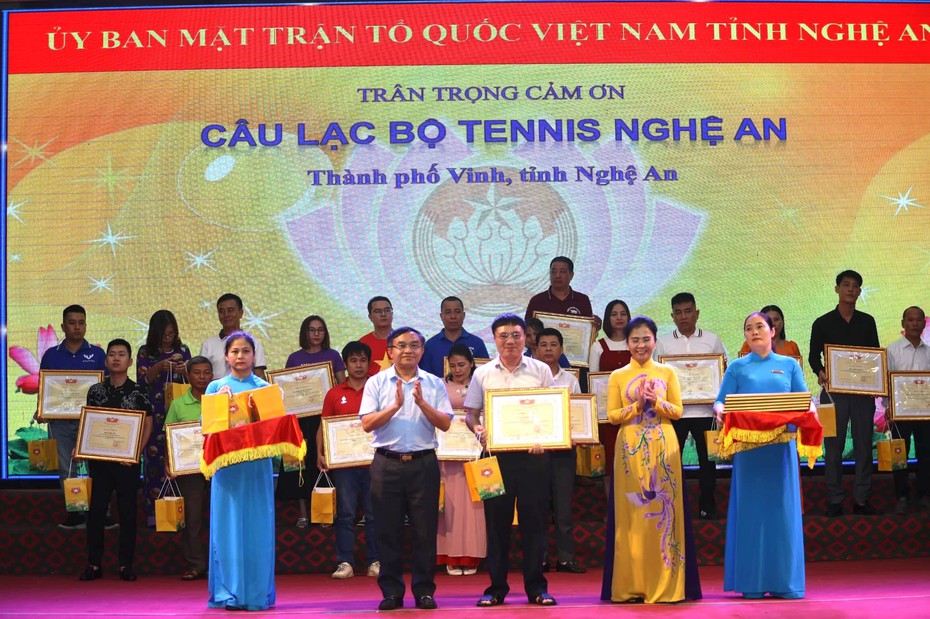 CLB Tennis Báo chí Nghệ An nhận Bằng khen về công tác an sinh xã hội