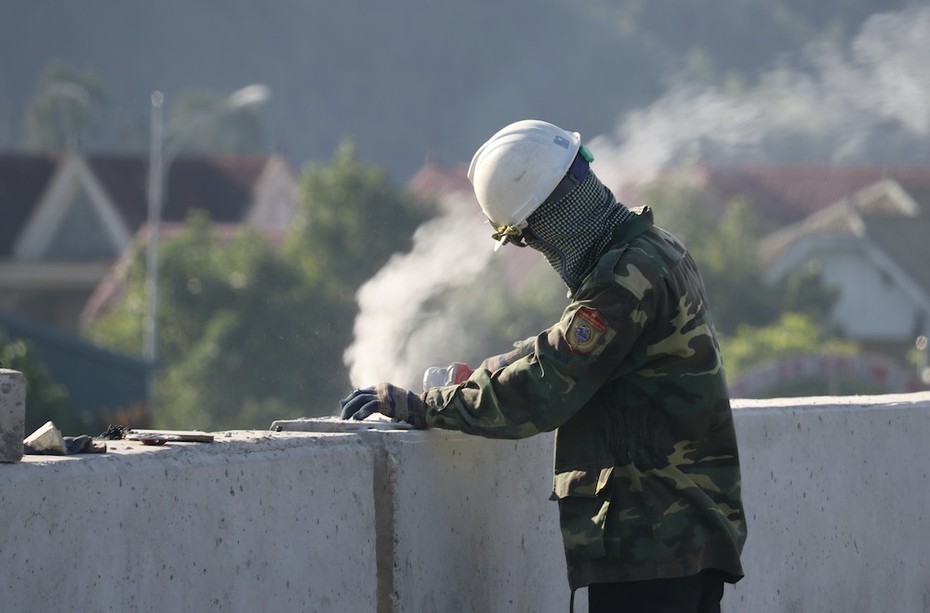 Cao tốc Diễn Châu - Bãi Vọt: Công nhân miệt mài làm việc “3 ca, 4 kíp”