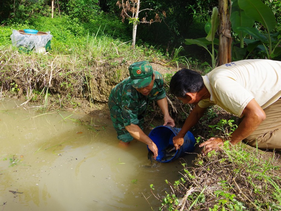 Bộ đội Biên phòng tỉnh Nghệ An hướng dẫn người dân làm kinh tế, vươn lên thoát nghèo