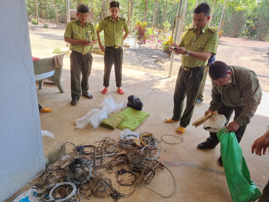 Đồng Nai: Đột kích căn chòi thu giữ hơn 400 bẫy săn bắt thú rừng