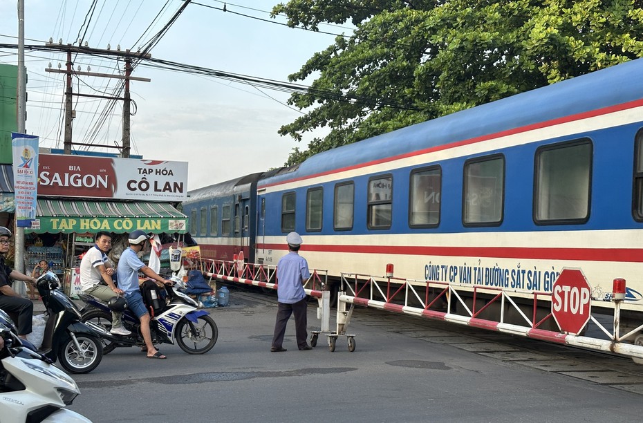 Đồng Nai: Xe gắn máy tông vào barie đường sắt