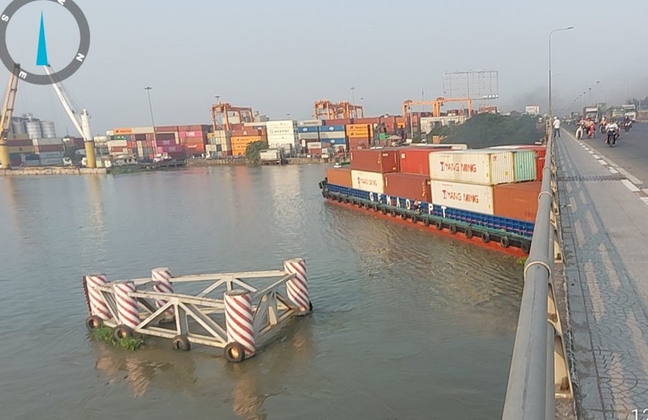Tàu chở container có trọng tải 4.600 tấn bị kẹt dưới gầm cầu Đồng Nai