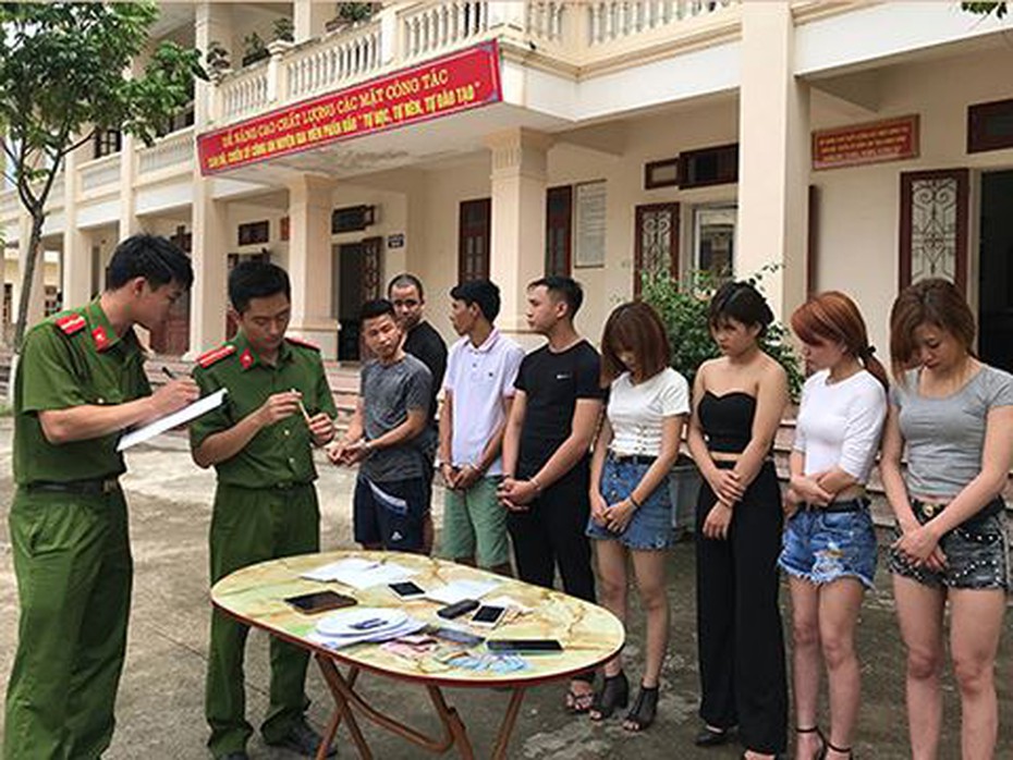 Ninh Bình: Đột kích, bắt quả tang 8 đối tượng bay, lắc trong quán karaoke
