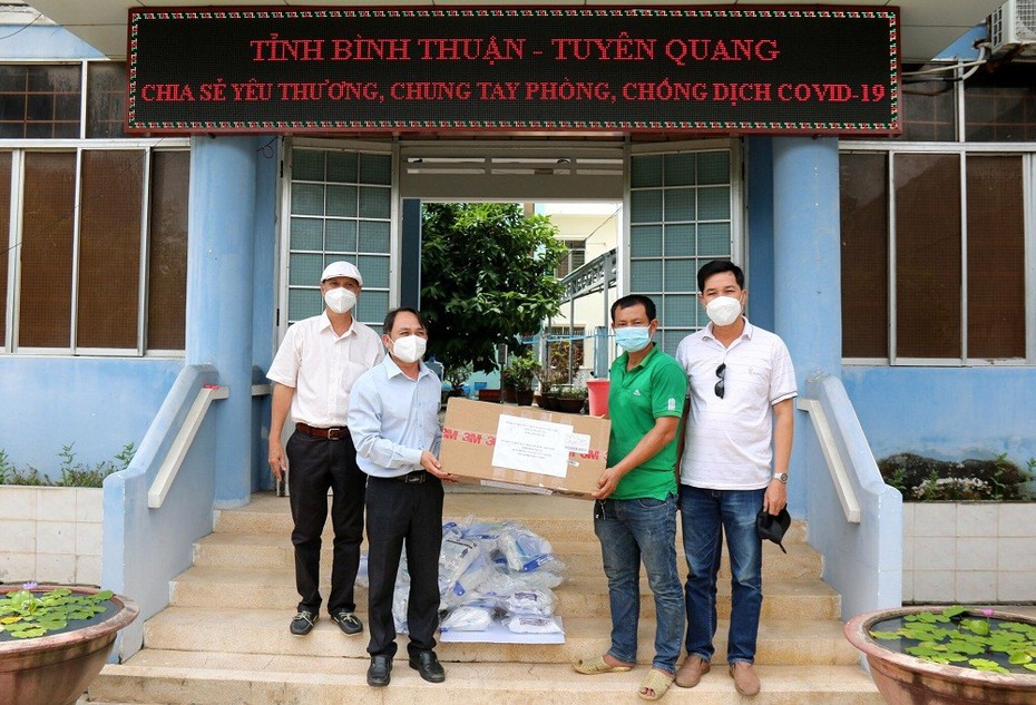 Tỉnh Tuyên Quang tặng vật tư y tế và 1 tỷ đồng cho tỉnh Bình Thuận