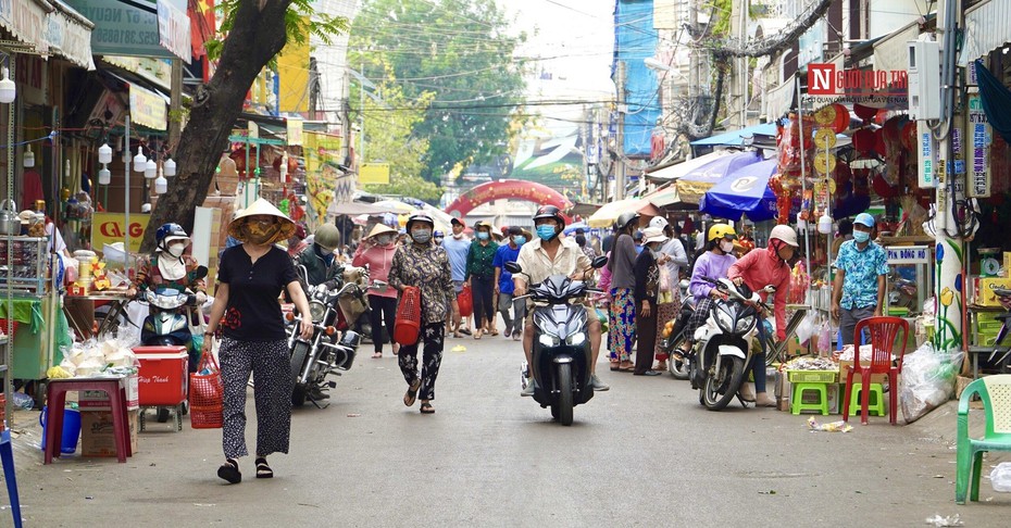 Bình Thuận: Dòng người tấp nập đi chợ Tết ngày cuối năm