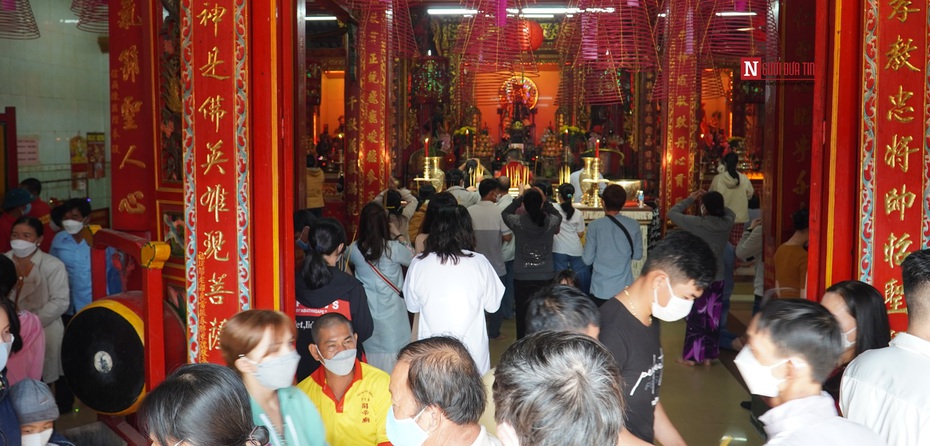 Hàng ngàn người dân Bình Thuận đi lễ chùa cầu năm mới bình an