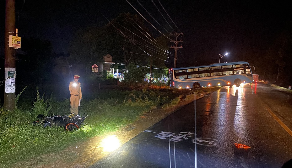 Bình Thuận:Xe khách lọt xuống lề đường sau va chạm với xe máy