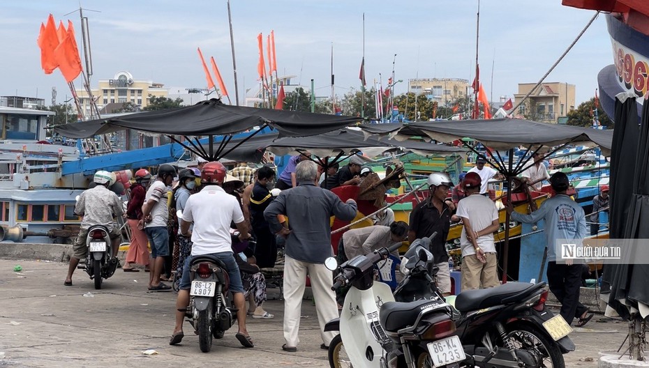 Tìm kiếm người đàn ông rơi xuống sông mất tích ở Cảng Phan Thiết