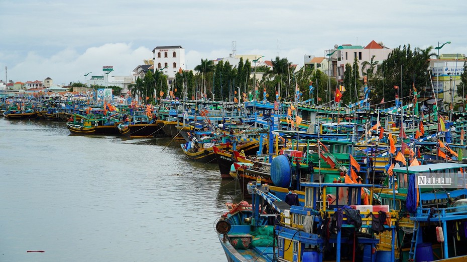 Bình Thuận: Sóng to đánh chìm tàu chở hàng, 2 thuyền viên mất tích