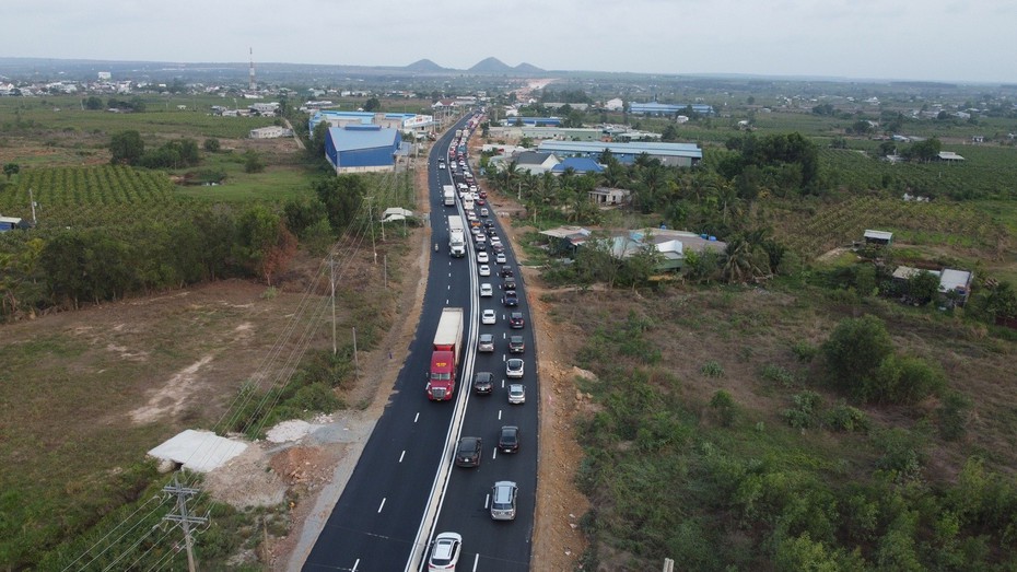 Bình Thuận: Giải pháp tránh ùn tắc và nguy cơ tai nạn tại nút giao đường nhánh cao tốc với QL1A