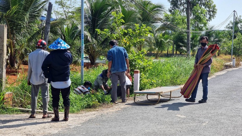 Bình Thuận: Điều tra nguyên nhân người đàn ông tử vong dưới mương nước