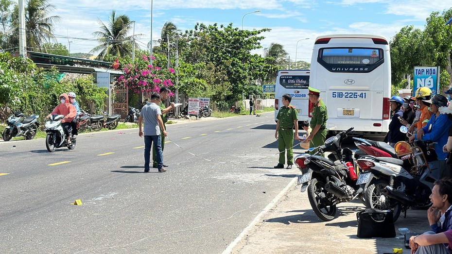 Bình Thuận: 2 cô giáo va chạm giao thông với xe khách, một người tử vong