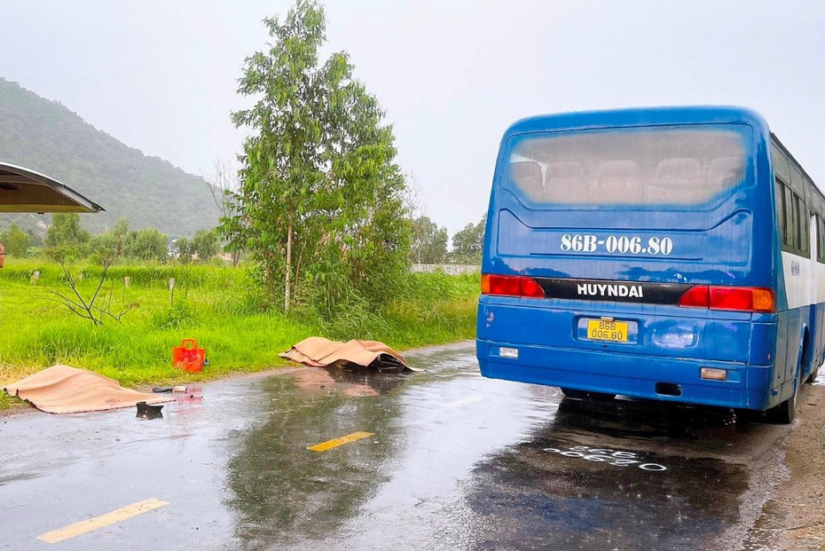 Bình Thuận: Va chạm với xe ô tô chở công nhân, 2 vợ chồng tử vong