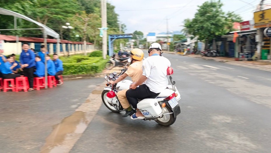 Bình Thuận: Thí sinh ngủ quên, cảnh sát giao thông chở đến điểm thi