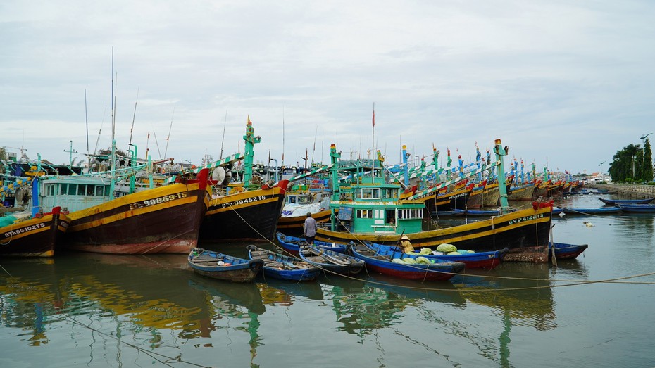 Sóng đánh chìm xuồng, 4 người rơi xuống biển, 1 người mất tích