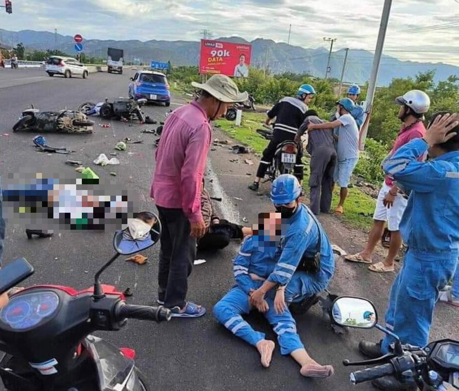 Video: Ôtô đâm hàng loạt xe máy dừng đèn đỏ, nhiều người bị thương