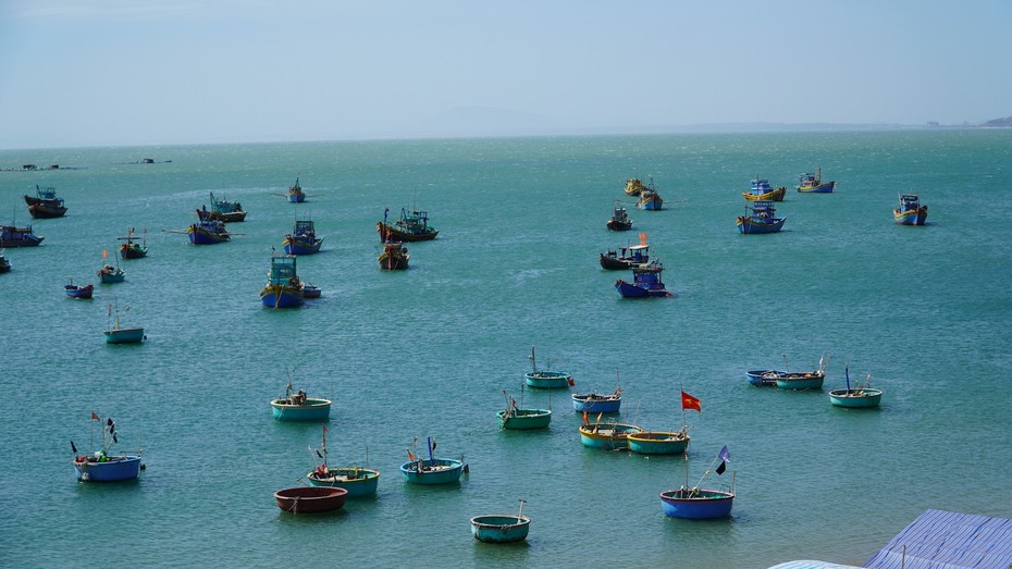 Bình Thuận: Tích cực tìm kiếm 14 ngư dân gặp nạn trên biển
