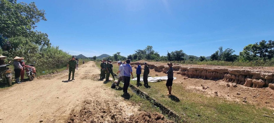 Bình Thuận: Điều tra nguyên nhân người đàn ông tử vong dưới mương nước