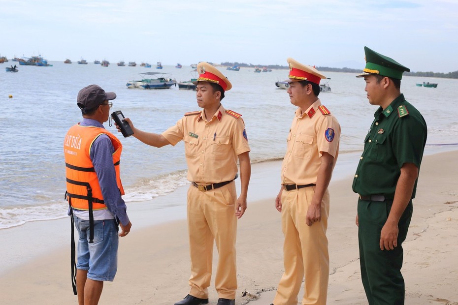 Bình Thuận kiểm tra hoạt động ca nô chở khách du lịch Hải đăng Kê Gà