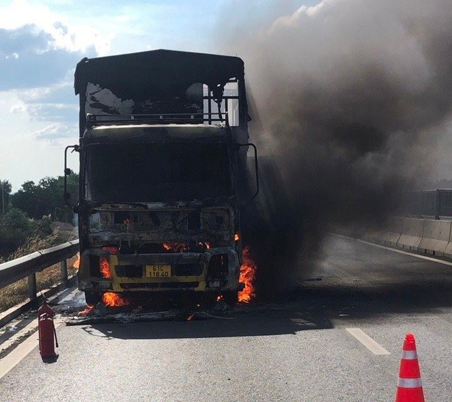 Xe tải bốc cháy dữ dội trên cao tốc Vĩnh Hảo - Phan Thiết