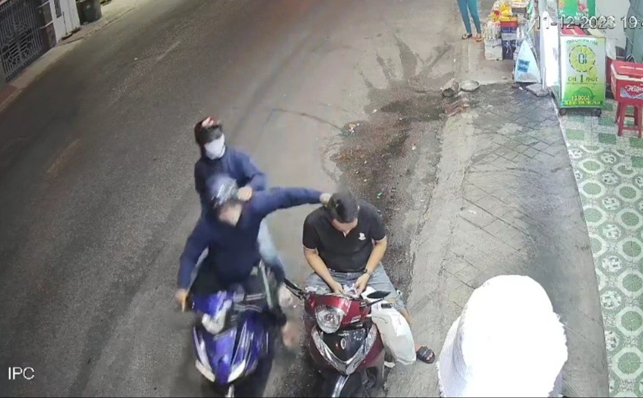Làm rõ vụ một người đàn ông bị 2 đối tượng áp sát giật dây chuyền