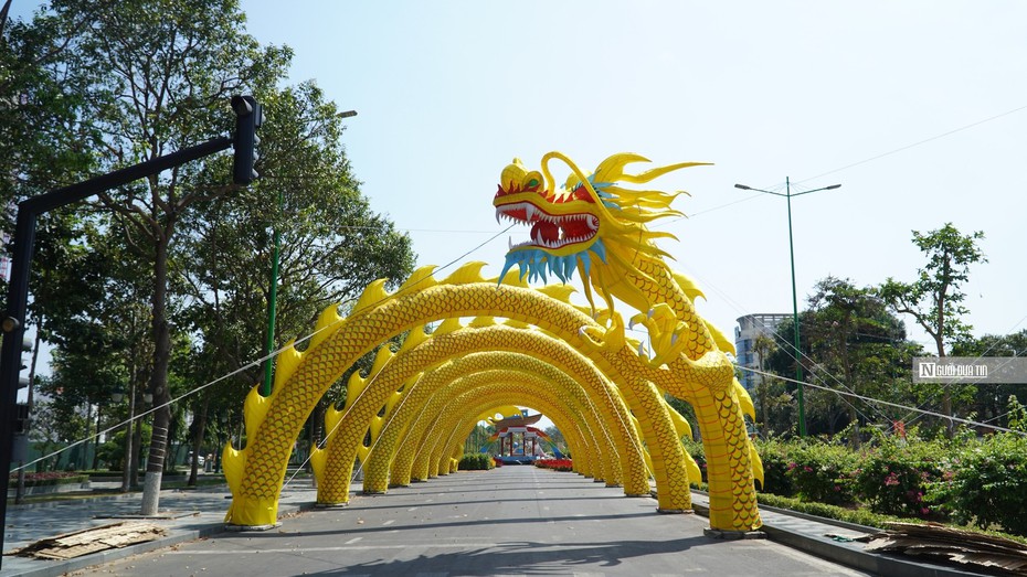 Bình Thuận: Độc đáo Đường hoa xuân 2024 với linh vật rồng uốn lượn