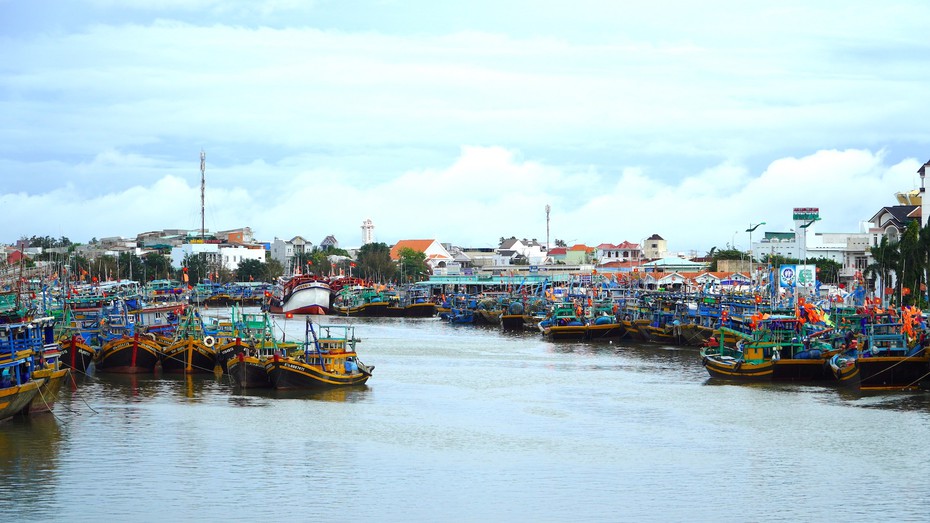 Bình Thuận: Cứu vớt an toàn các thuyền viên tàu cá bị chìm trên biển