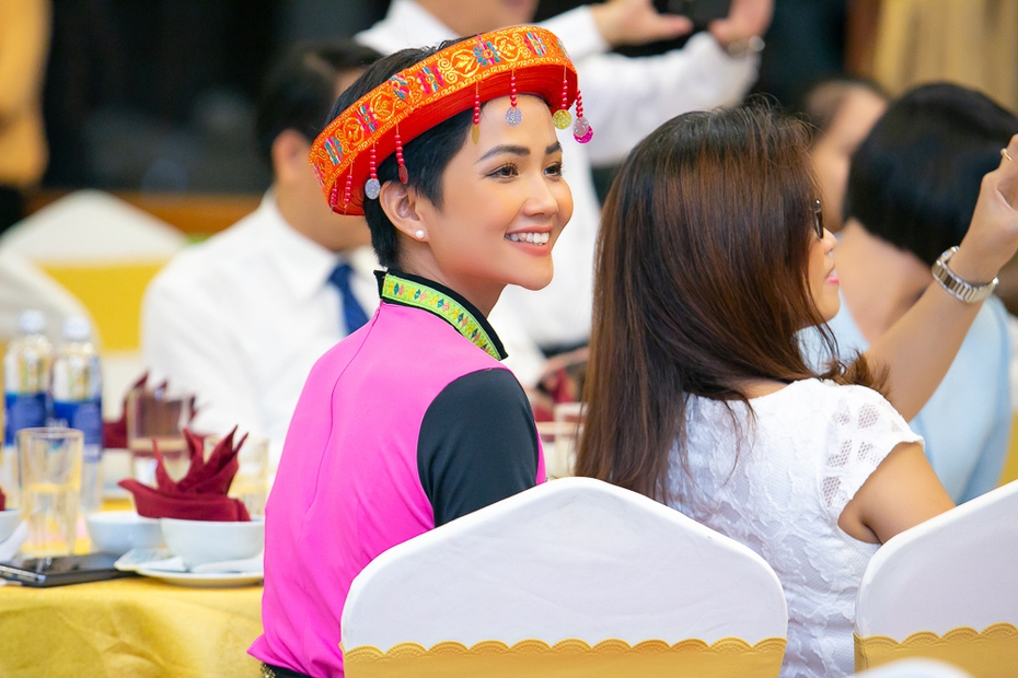Hoa hậu H’hen Niê truyền cảm hứng cho nữ sinh dân tộc thiểu số