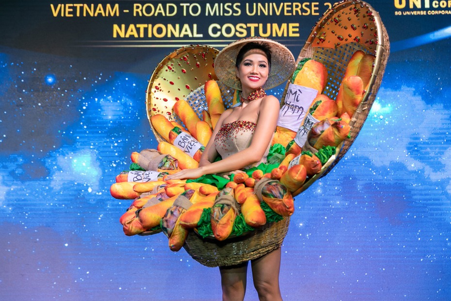 H’Hen Niê chọn váy bánh mì để tham gia phần thi trang phục dân tộc tại Miss Universe 2018