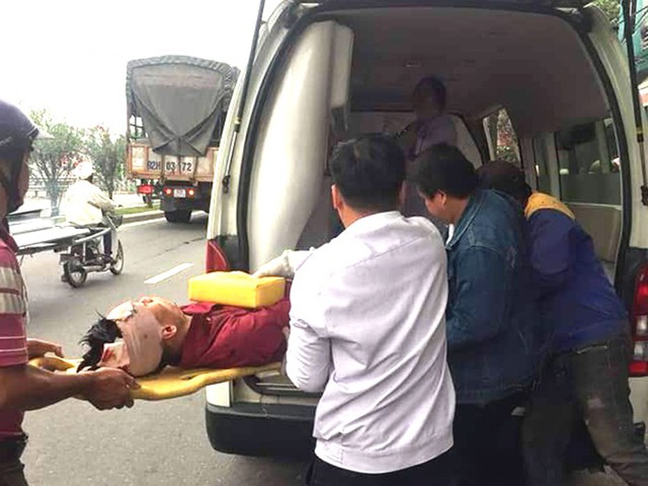Dừng xe nghe điện thoại, thanh niên suýt chết vì ô tô đâm