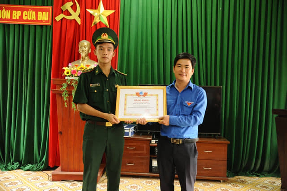 Trao bằng khen cho Trung úy bộ đội biên phòng cứu sống hai học sinh đuối nước