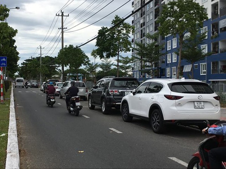 Ô tô đậu tràn lan quanh chung cư thu nhập thấp: Thanh tra việc quản lý, liệu có đúng đối tượng?