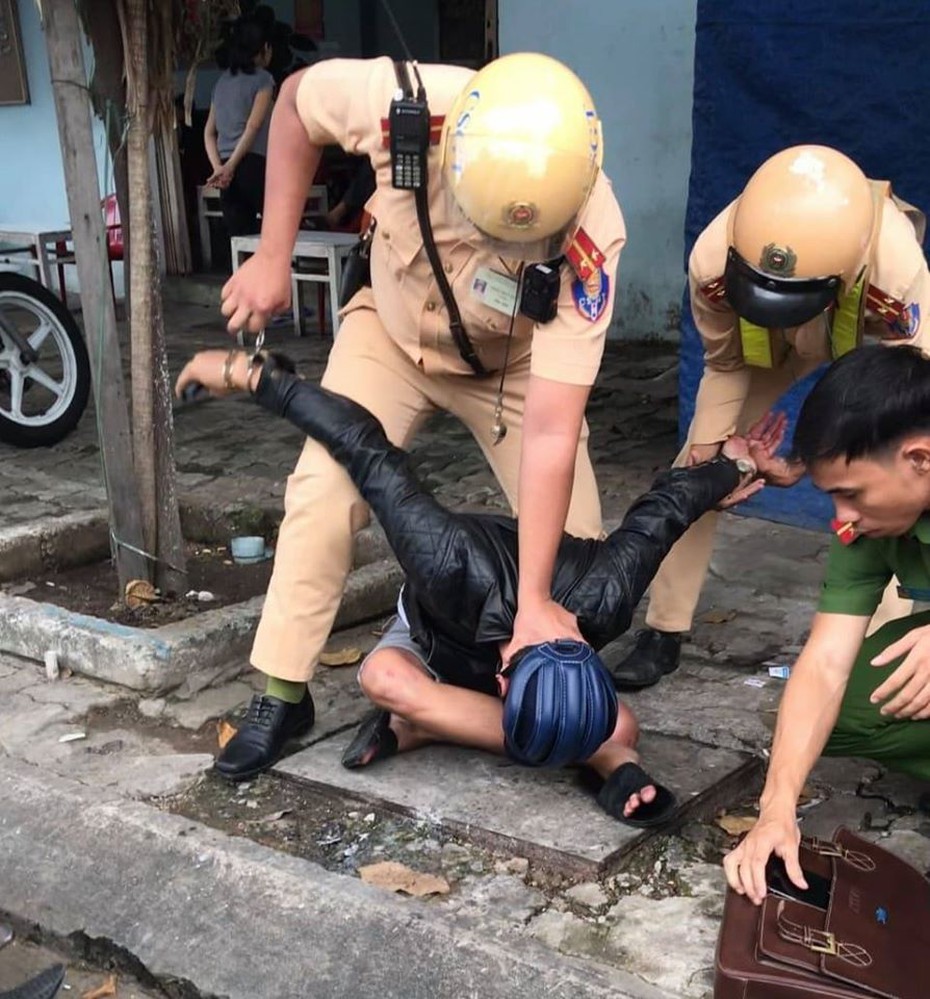 Thanh niên tàng trữ ma túy bị bắt vì vi phạm giao thông