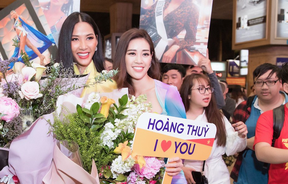 Hoa hậu Khánh Vân rạng rỡ đón Hoàng Thuỳ trở về từ Miss Universe 2019