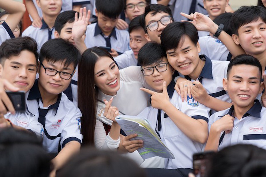 Á hậu Kim Duyên tặng học bổng cho học sinh, sinh viên