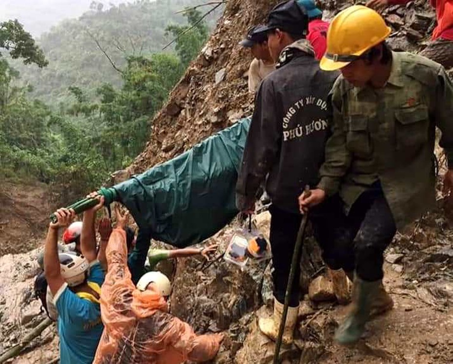 Người chồng khốn khổ sợ không có tiền trả viện phí cho vợ bị sảy thai