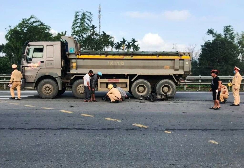 Nữ sinh lớp 9 bị xe tải tông tử vong trên đường đi học thêm