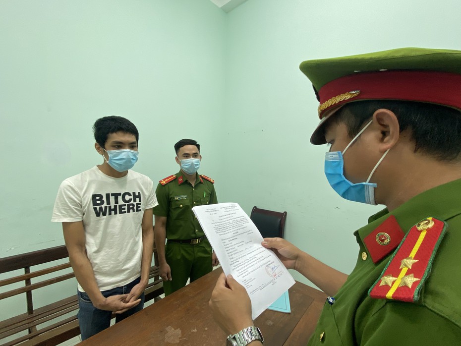Bắt tạm giam kẻ dùng xẻng tấn công tổ công tác khi lập danh sách hỗ trợ lương thực