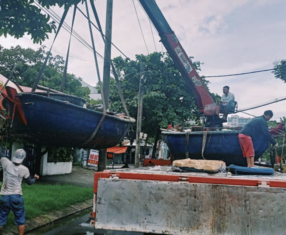 Người dân miền Trung kéo thuyền, chằng chống nhà cửa chống bão Noru